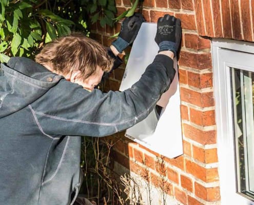 Montør kigger på DUKA Ventilation