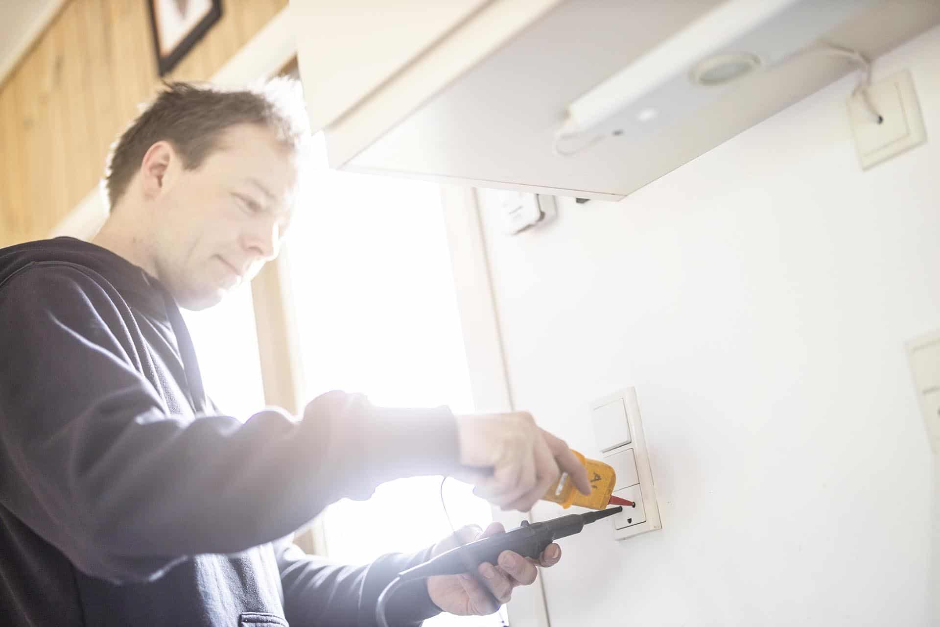 El-tjek af stikkontakt